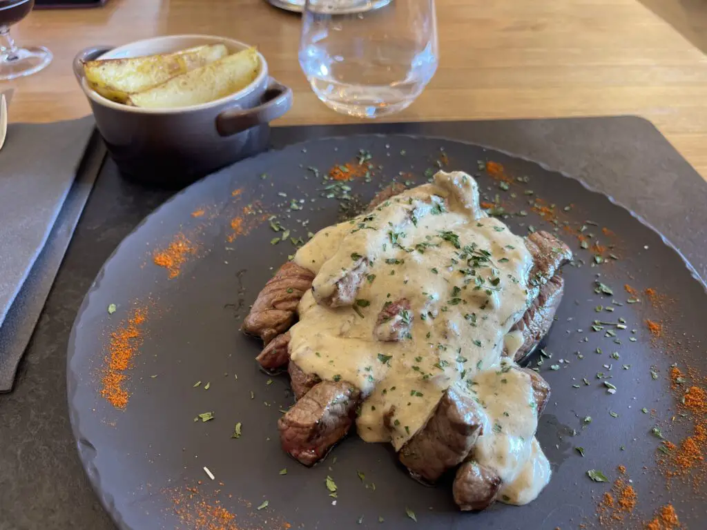 viande de boeuf à la sauce de cèpes d'une ferme locale des pyrénées cuisinée au restaurant de la llose à font-romeu