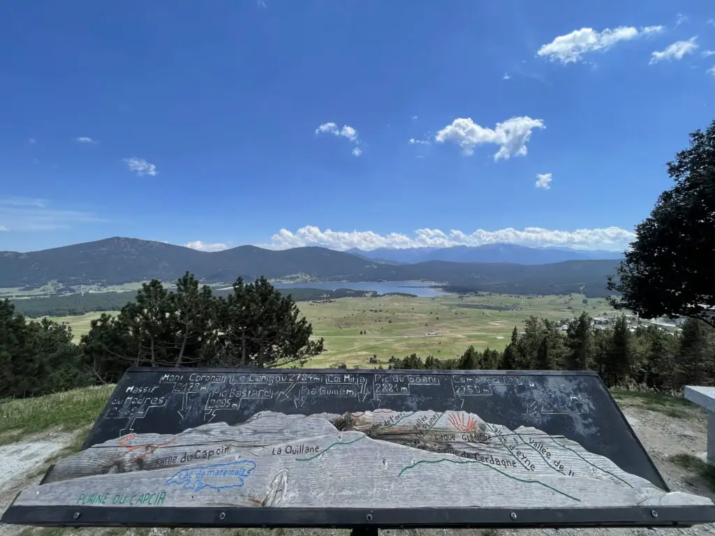 Vue panoramique depuis les hauteurs des angles vers le lac de matemale et la chaine des pyrénées orientales