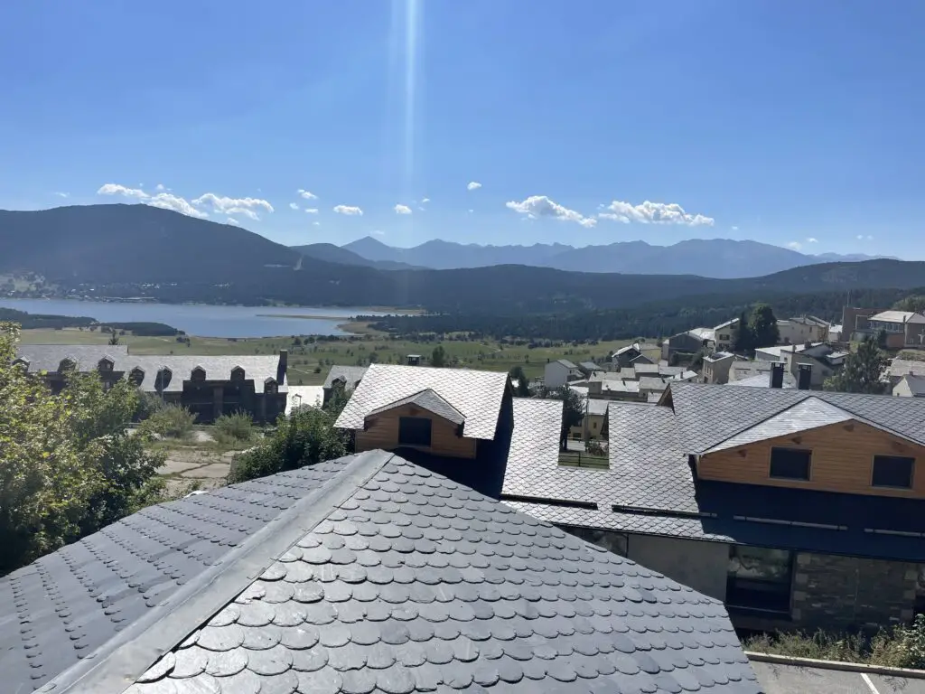 vue sur le lac de Matemale depuis l'Hotel et restaurant le Llaret des angles