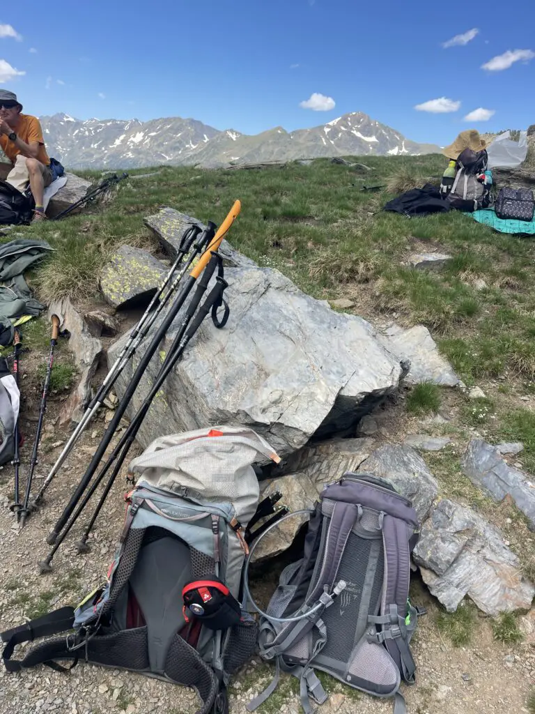 Collection de baton de randonnée au milieu du Kompagnon de Neowkraft dans les montagnes d'andorre