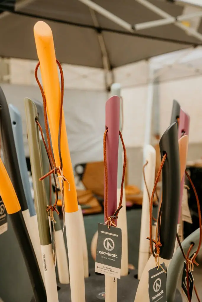 exposition de kompagnon baton en bois pour randonner sur le marché des arceaux à montpellier