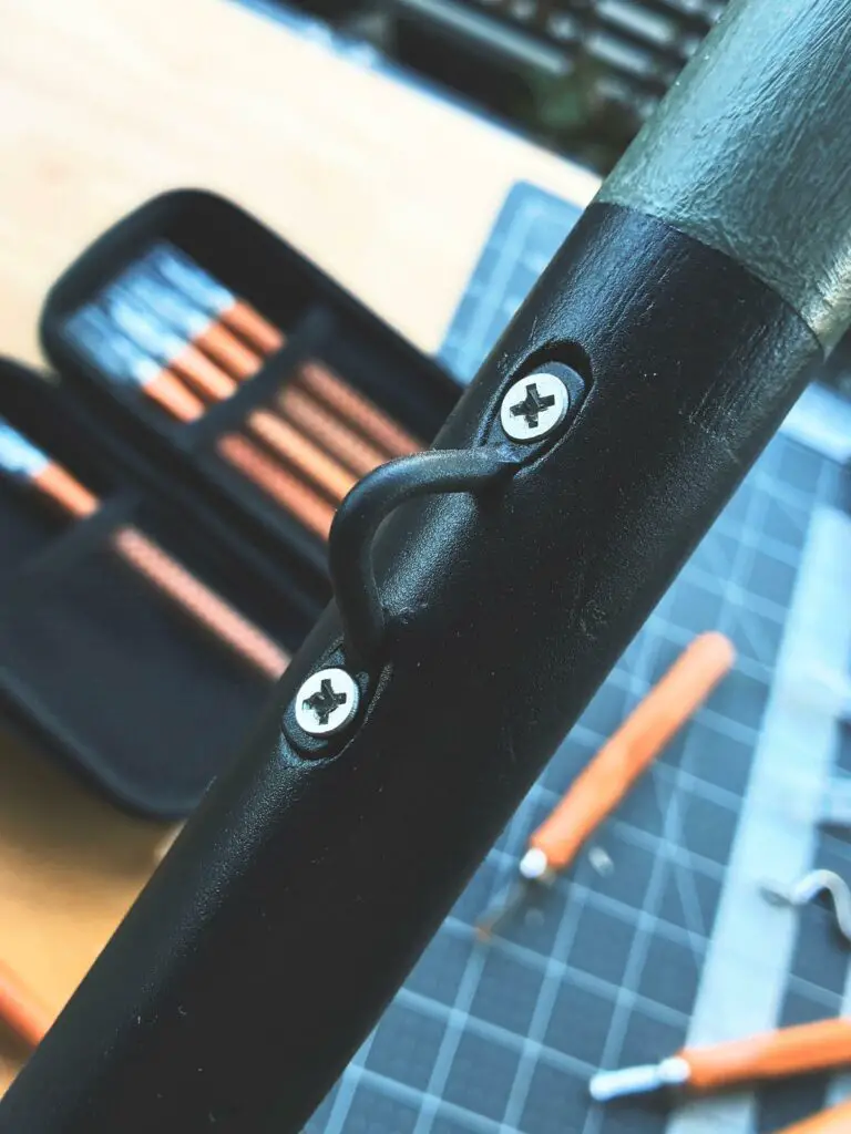 kompagnon customisé pour être accroché à une bretelle de sac à dos