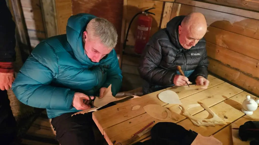 Même dans le kota en suède on garde sa doudoune en plume si douillette helly hansen