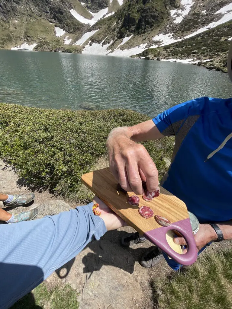 partage de saucisson apres une belle rando en montagne