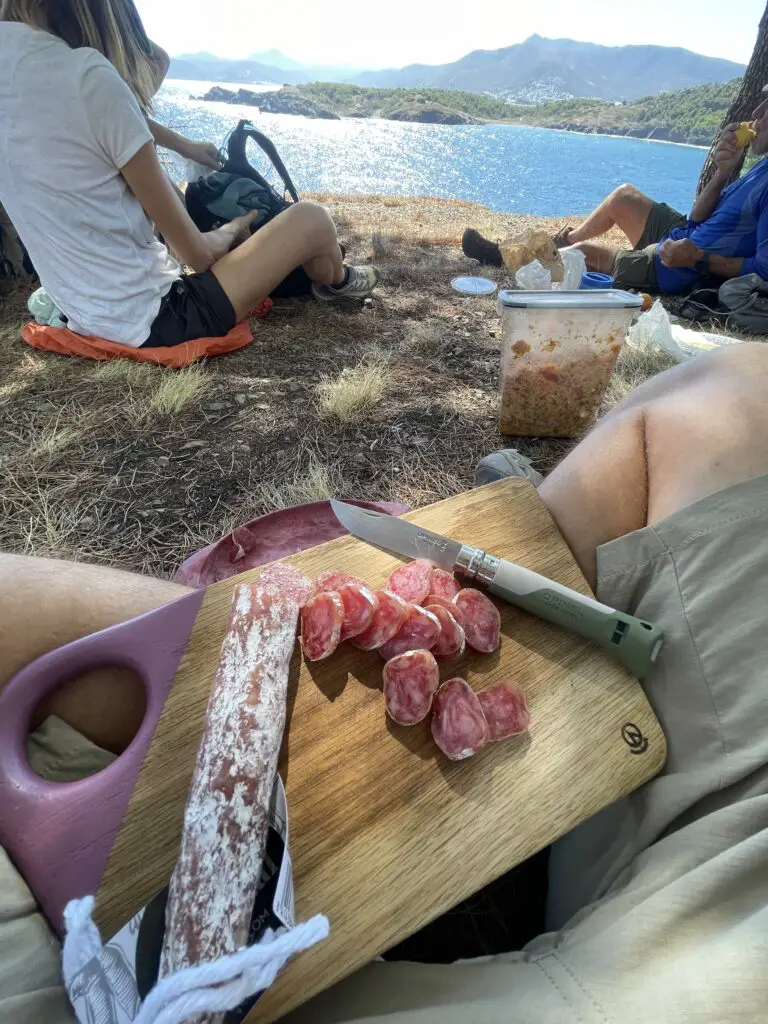 planche à découper fromage, saucisson et légumes en randonnée
