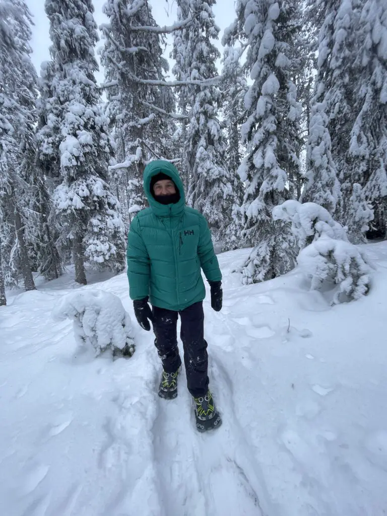sortie raquette à neige par temps glacial en laponie avec la doudoune en plume odin Polar Helly Hansen