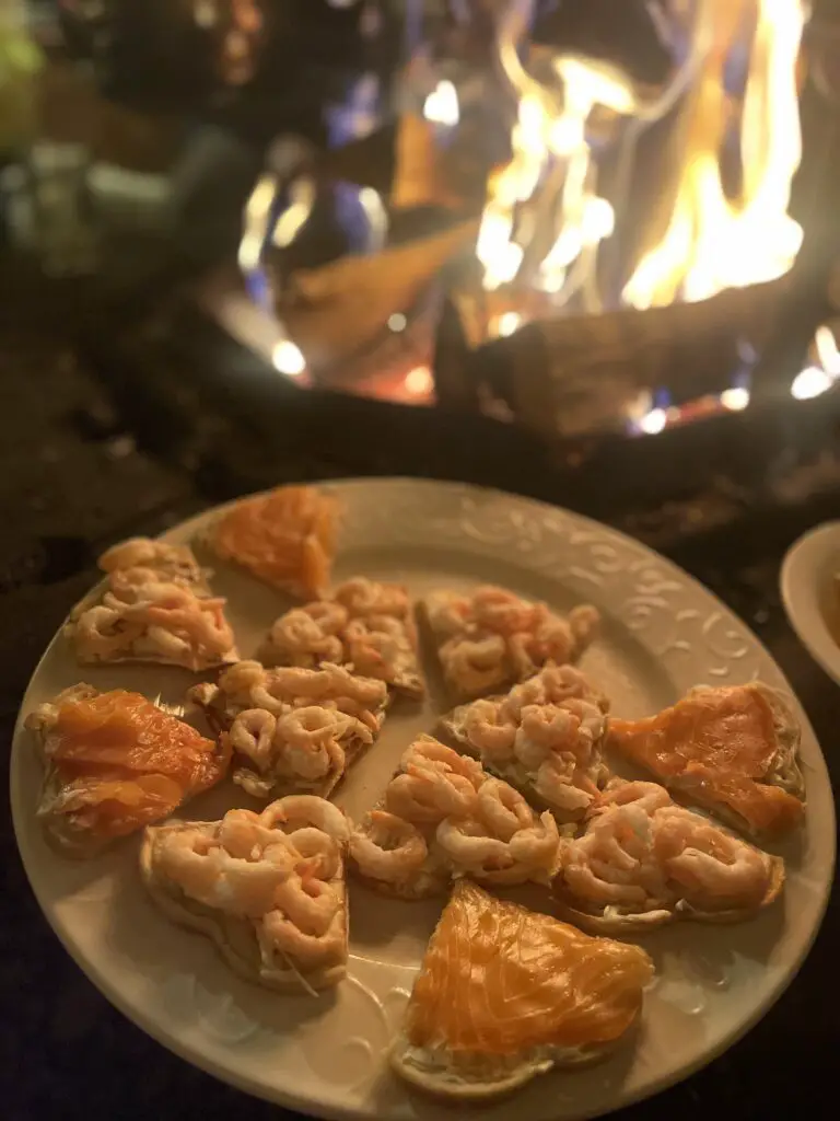 Amuse bouche gaufre saumon ou crevette pour soirée festive en laponie