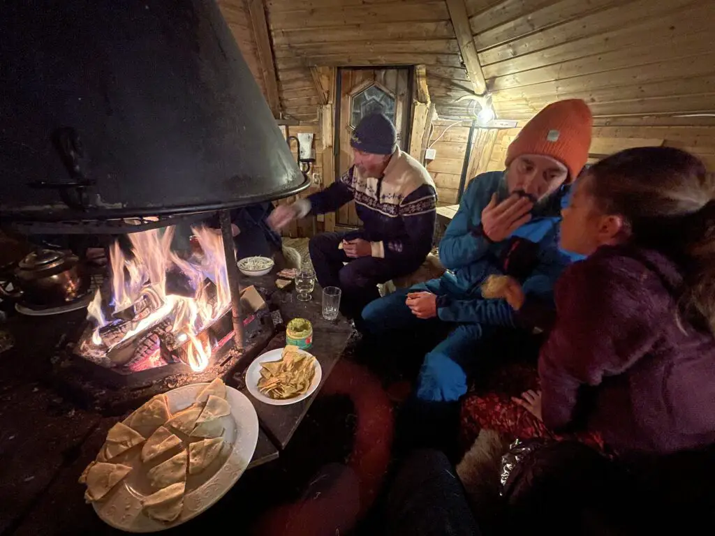 Apéro dinatoire au kota devant un bon feu de cheminée en laponie