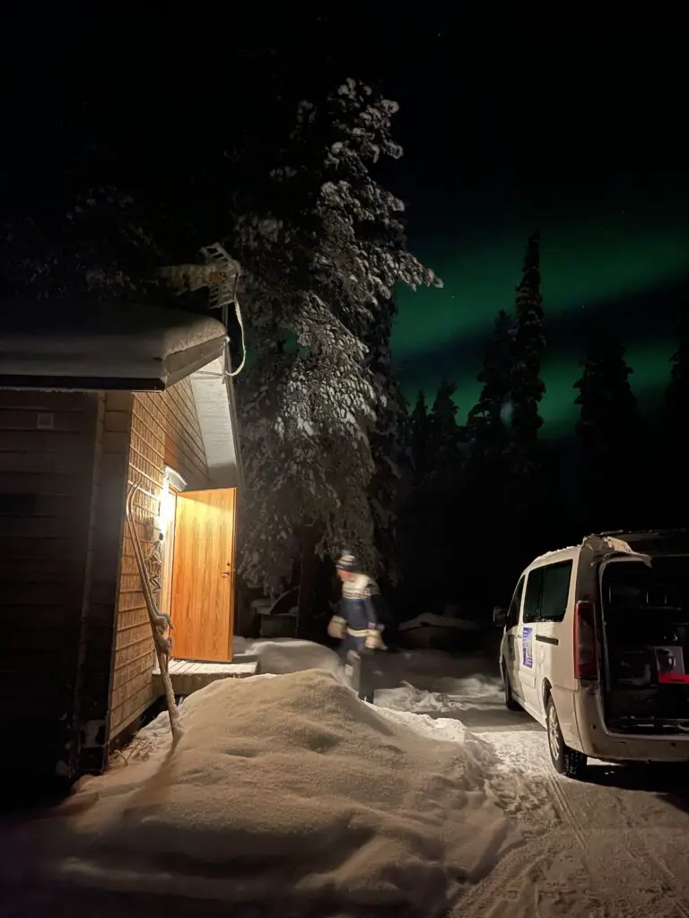 Arrivée au camp de Mellanstrom avec les aurores boréales comme signe de bienvenu