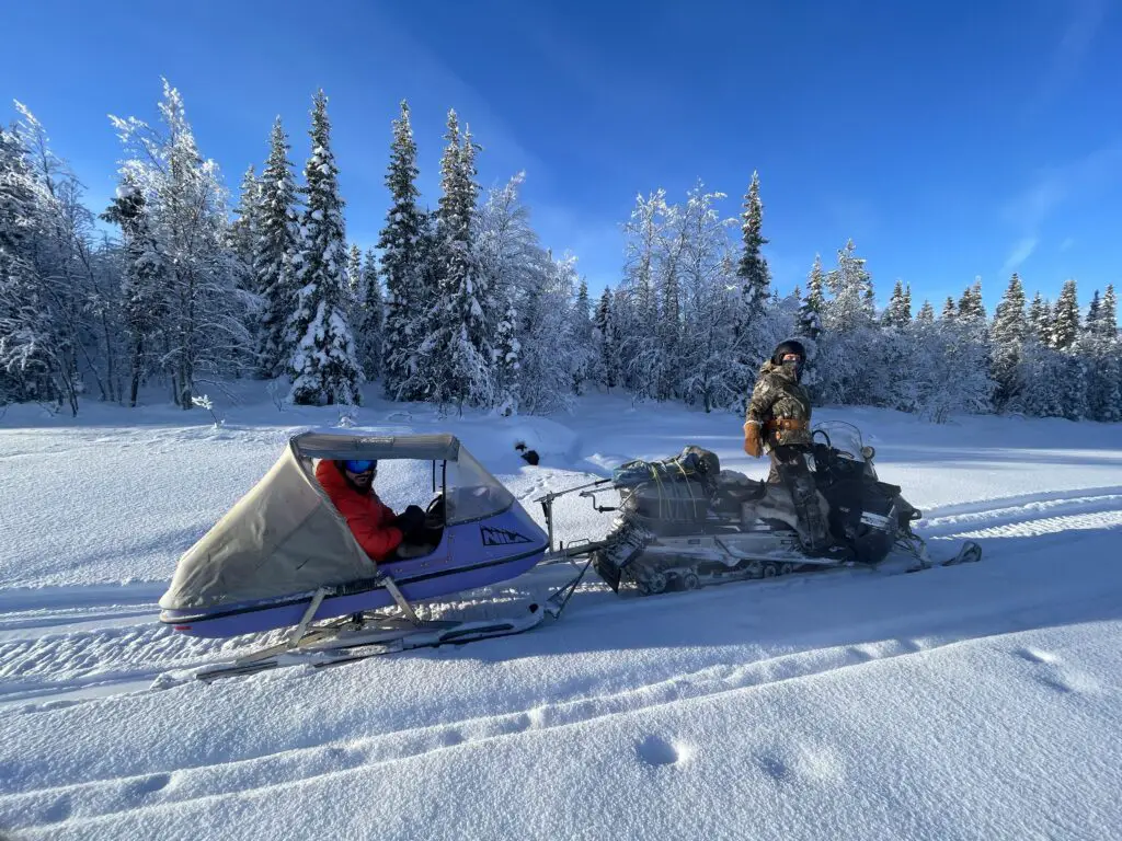 balade en motoneige sur lac de Makkaure en laponie suédoise