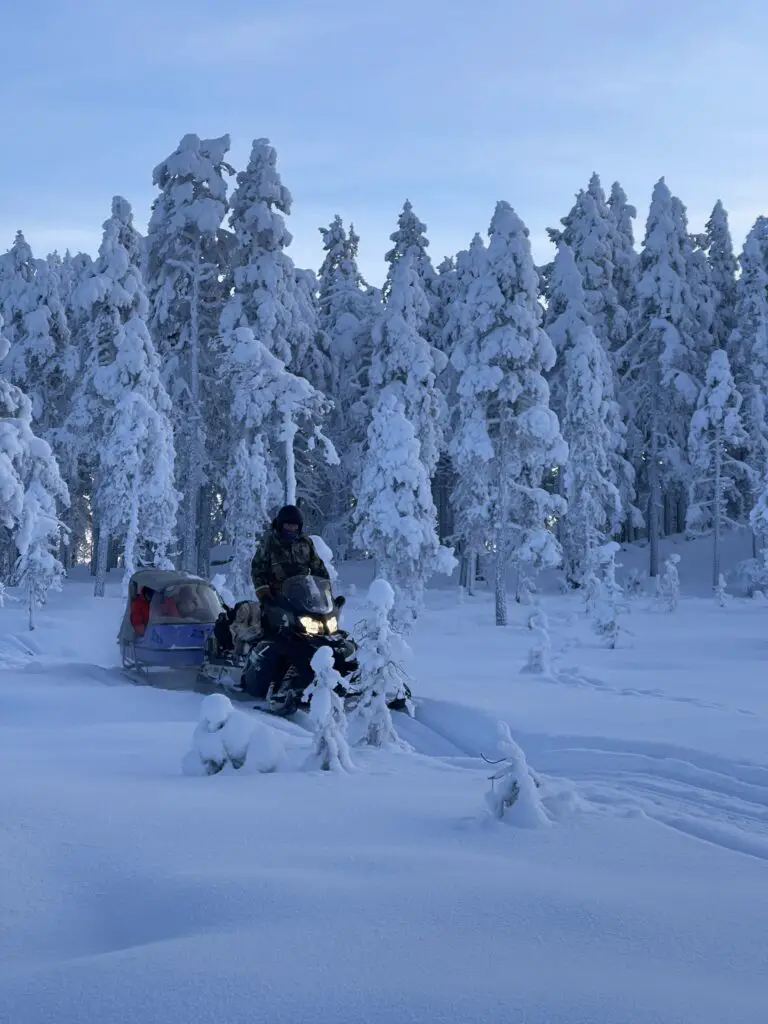 balade Motoneige avec pulka panoramique en laponie suédoise