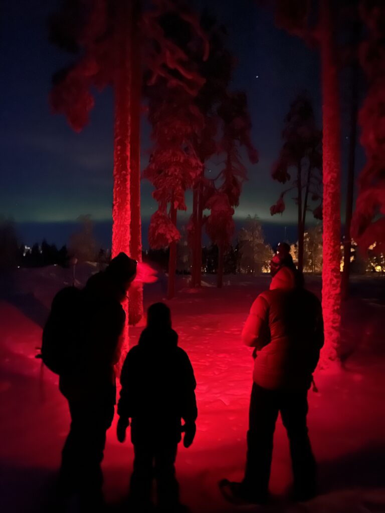 Contes du père noël en laponie avec ciel d'aurores boréales