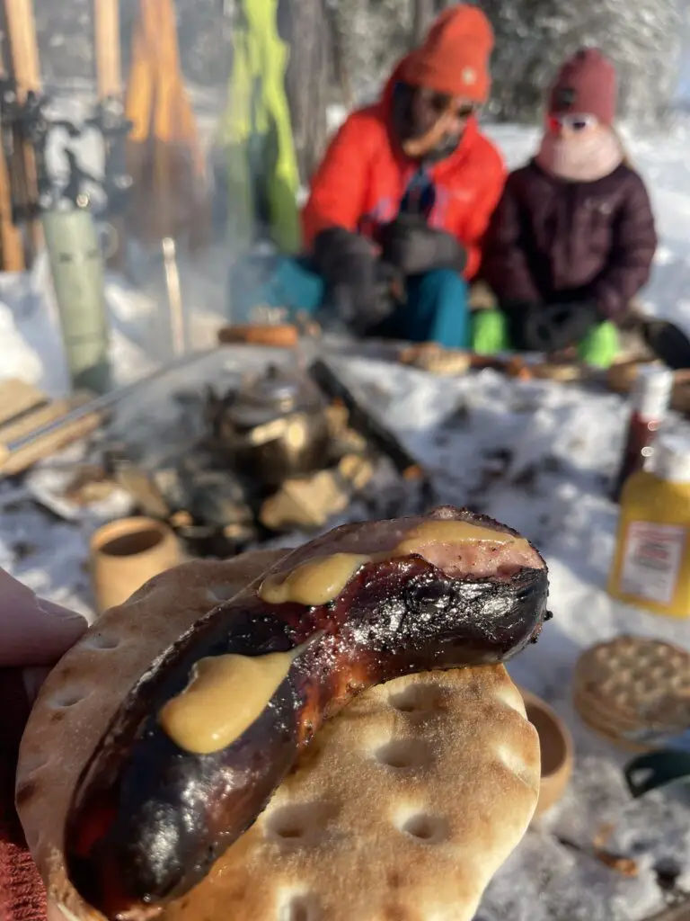 délicieuse saucisse de renne cuit au feu de bois en laponie