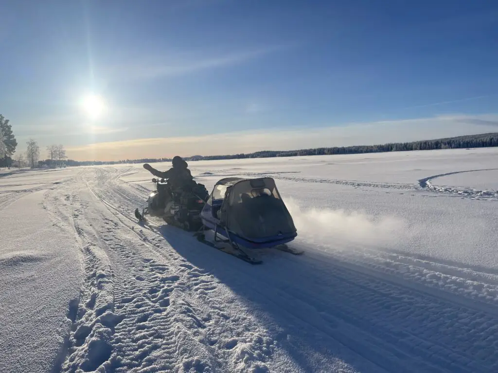 Départ en motoneige pour une journée de pêche en laponie