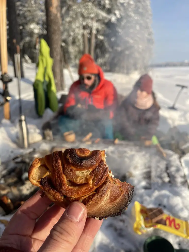déssert Kanelbullar pour terminer ce pique-nique au feu de bois en laponie