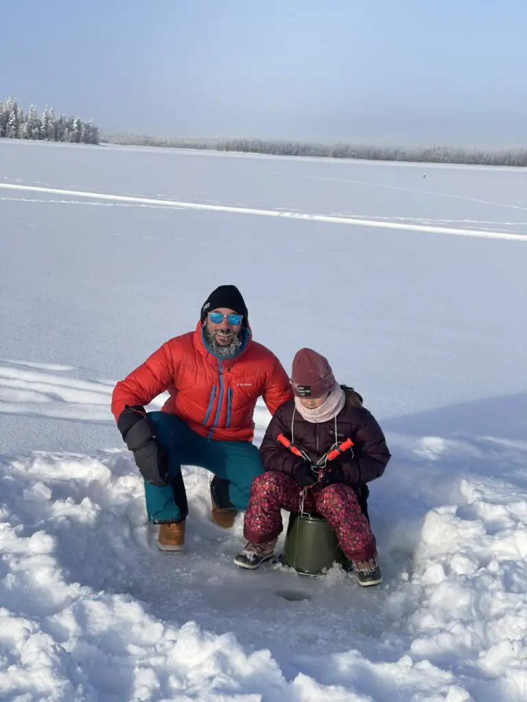 Dimitri et Victoire découvre la joie de la pêche blanche sur un lac gelé de laponie en suède