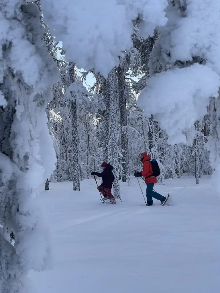 Dimitri et Victoire lors de leurs premières sorties en raquette à neige en laponie