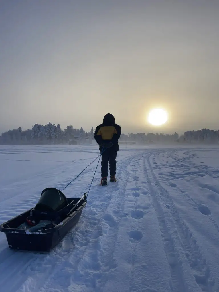 En route pour une matinée de pêche blanche sur le lac Makkauré à -25 degré en laponie