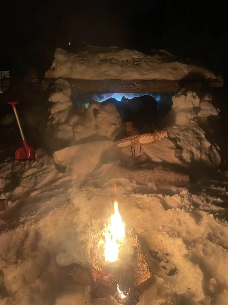 Feu de bois devant igloo en laponie suédoise