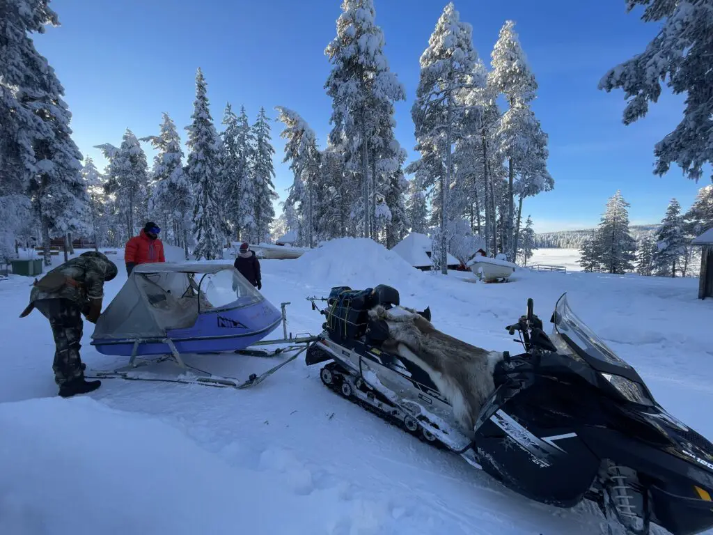 Journée pêche blanche sur le lac Makkaure en laponie à Mellanstrom