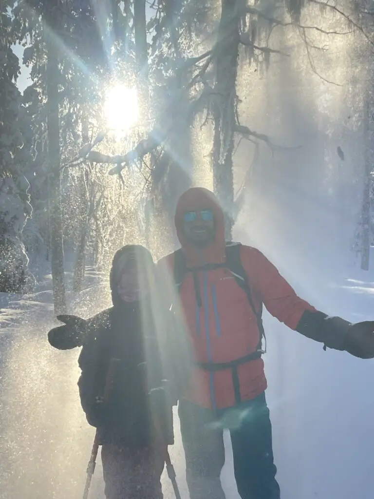 La magie des lumières de laponie sur une sortie raquette à neige