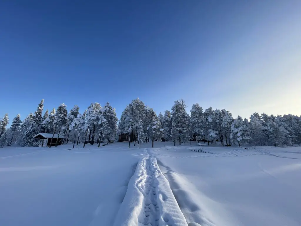 Le camp enneigé de Mellanstrom de bon matin
