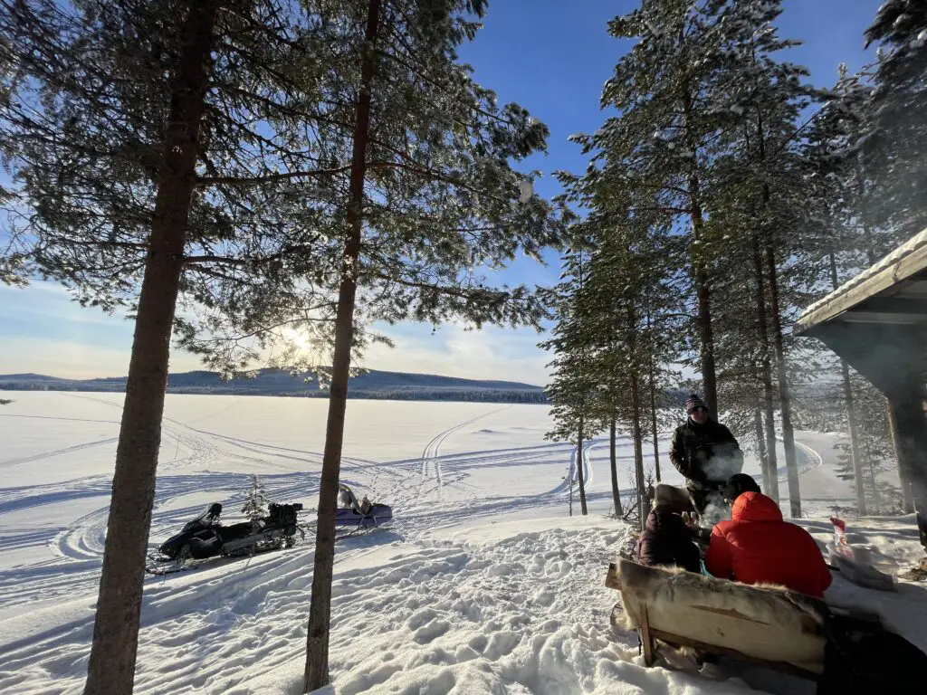 L'heure du repas à la place au feu au bord du lac Makkaure à Mellanstrom en laponie suédoise