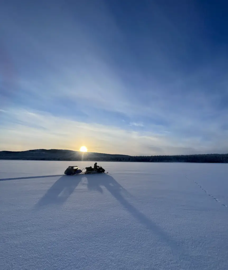Motoneige sur lac gelé à Mellanstrom avec Robert Bour en laponie suédoise