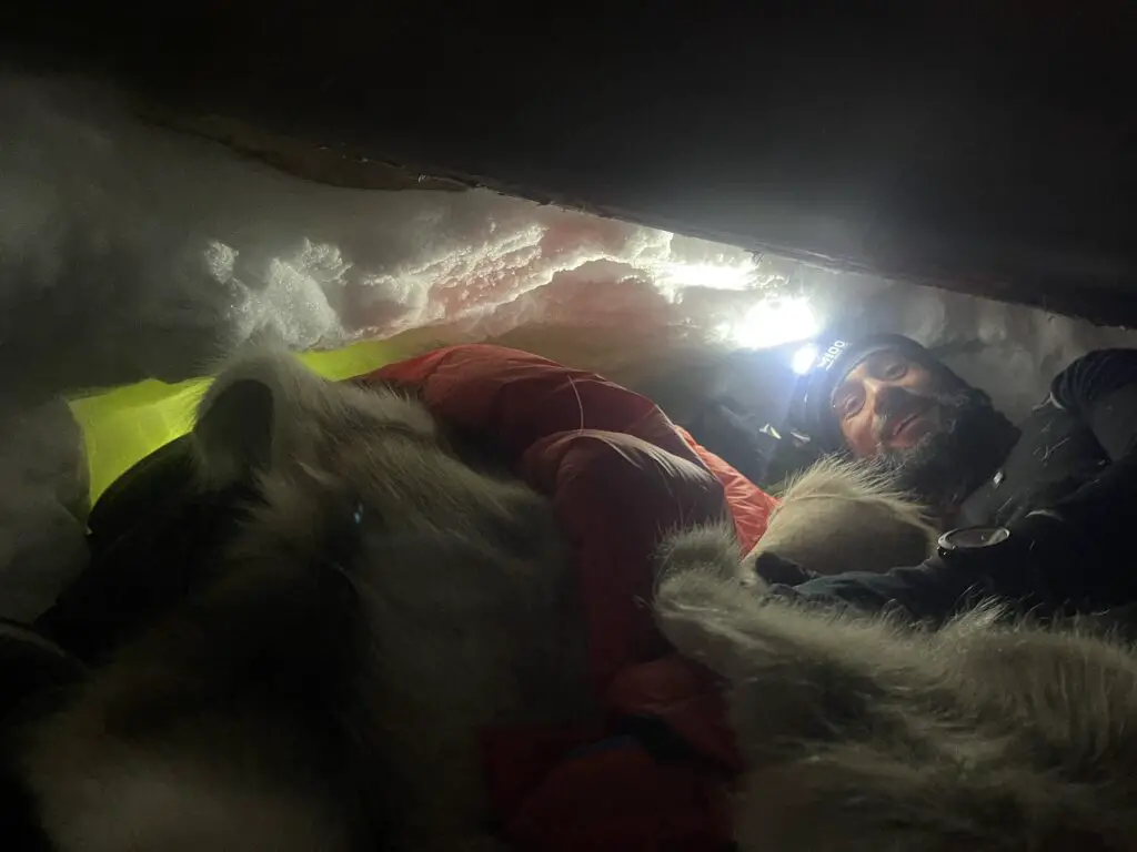 Nuit en igloo pour Dimitri lors de son séjour en laponie suédoise