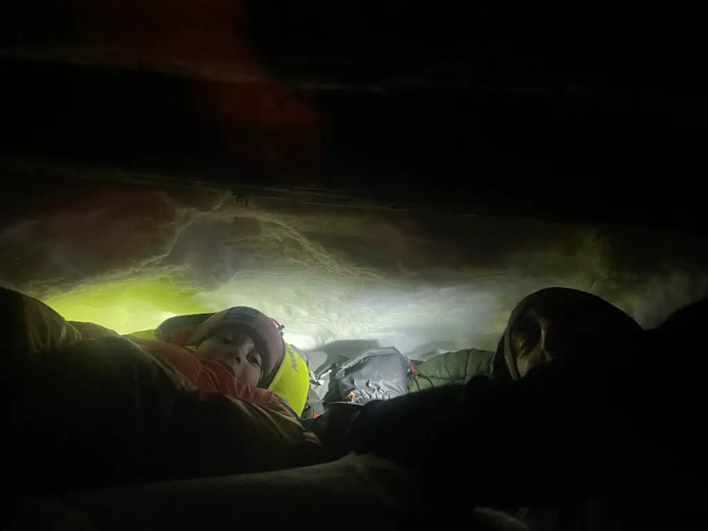 Nuit en igloo pour victoire 9 ans lors de son séjour en laponie suédoise