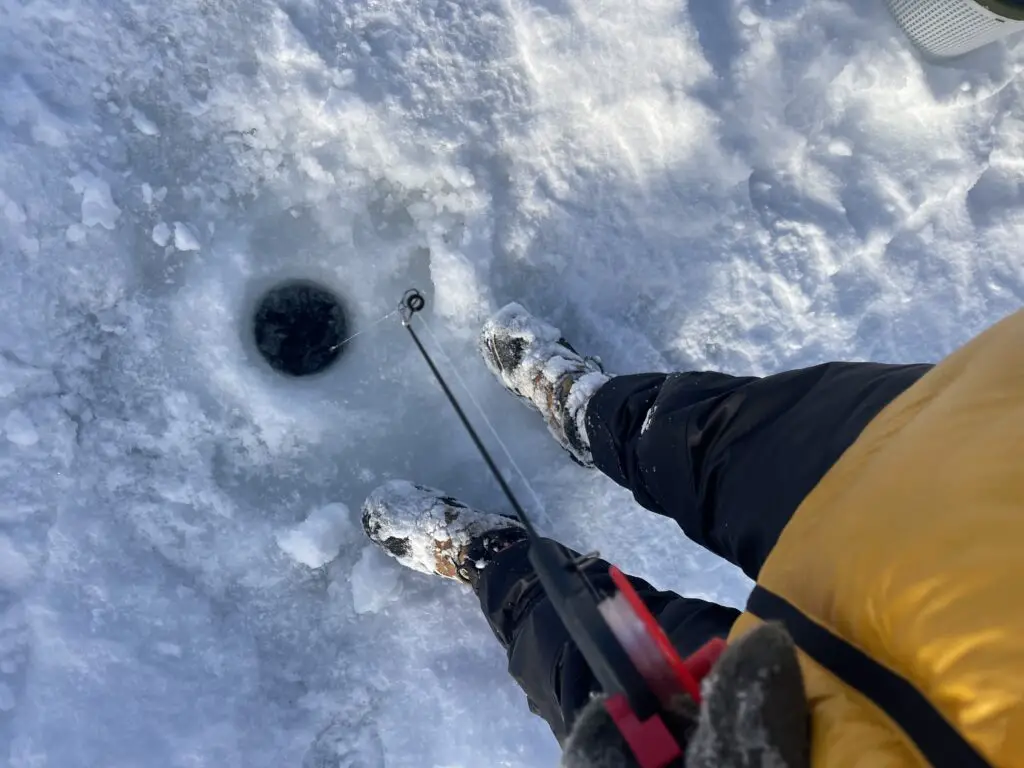 Patience les pieds au chaud à -27 degré sur un lac gelé avec bottes sorel en laponie