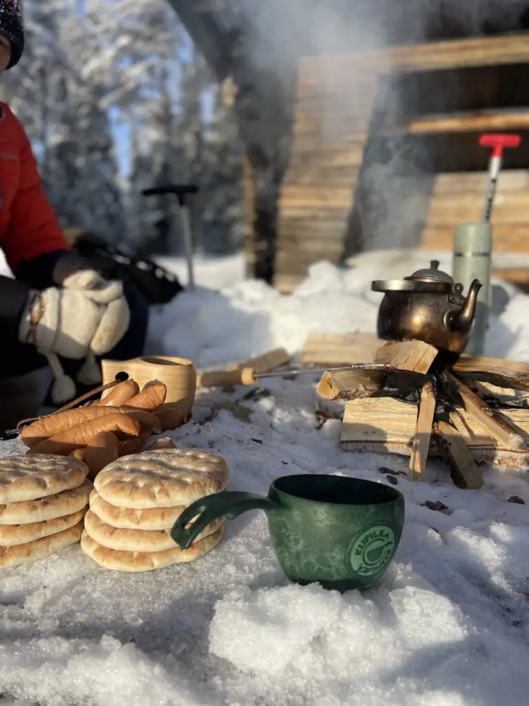 préparation de la grillade sur la place au feu en laponie