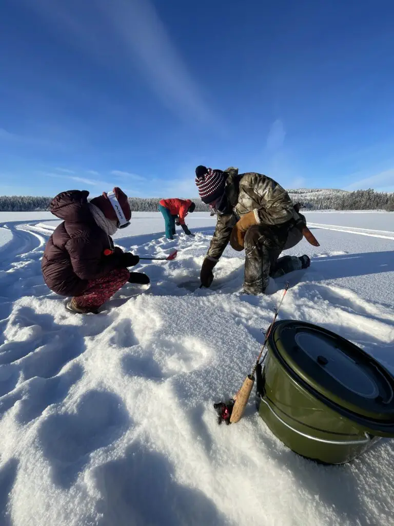 préparation du trou pour pêche blanche en laponie suédoise