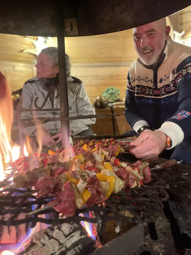 Robert BOUR chef cuistot au kota pour griller les brochettes d'élan