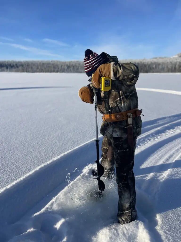 Robert BOUR préparant le trou dans la glace pour pêche blanche en suède