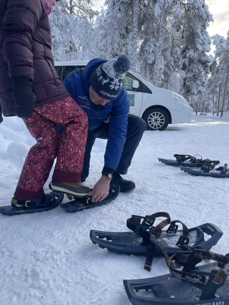 Robert BOUR se prépare pour une balade en raquette à neige en laponie