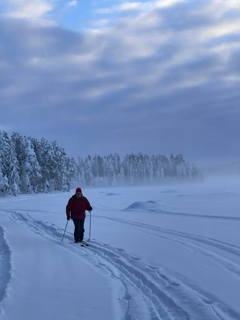 ski nordique en fin de journée sur lac gelé en laponie suédoise