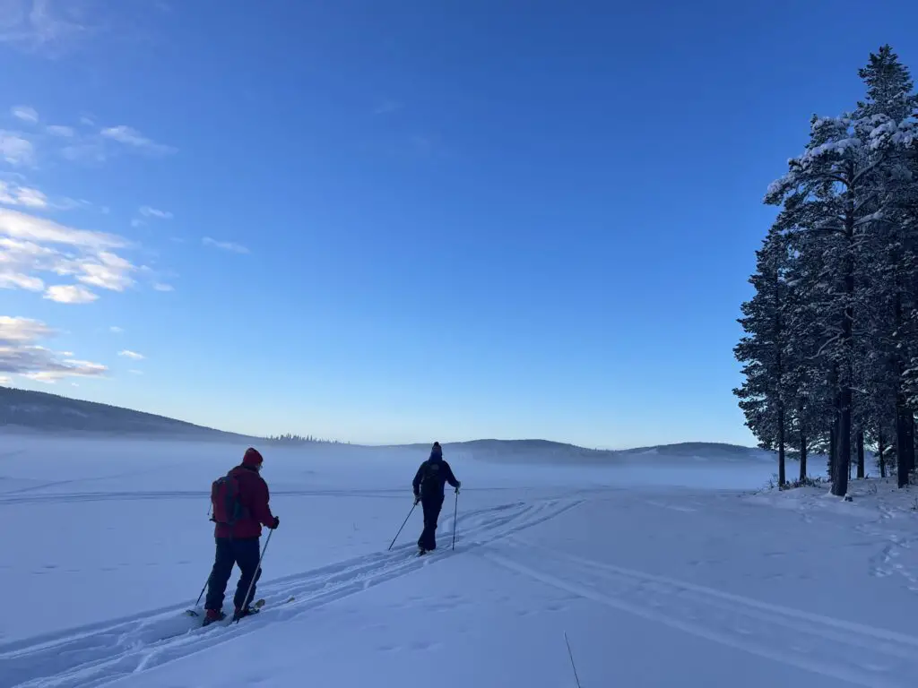 Ski nordique sur le lac Makkaure à Mellanstrom en suède