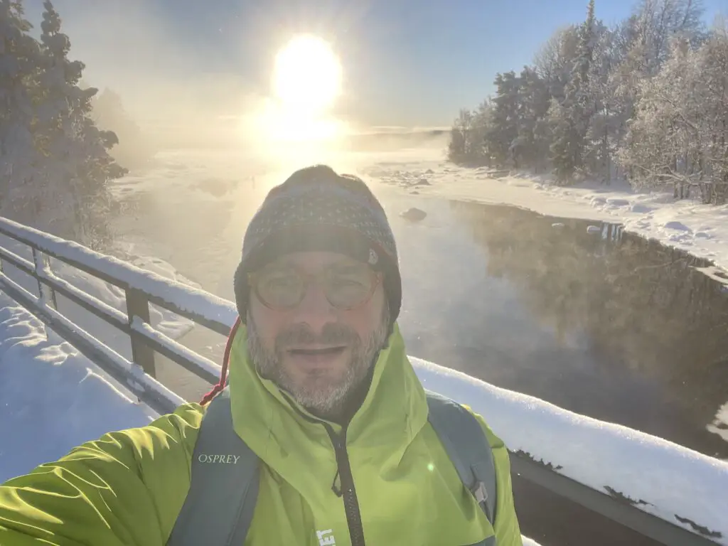 Soleil d'hiver au cercle polaire en laponie suédoise
