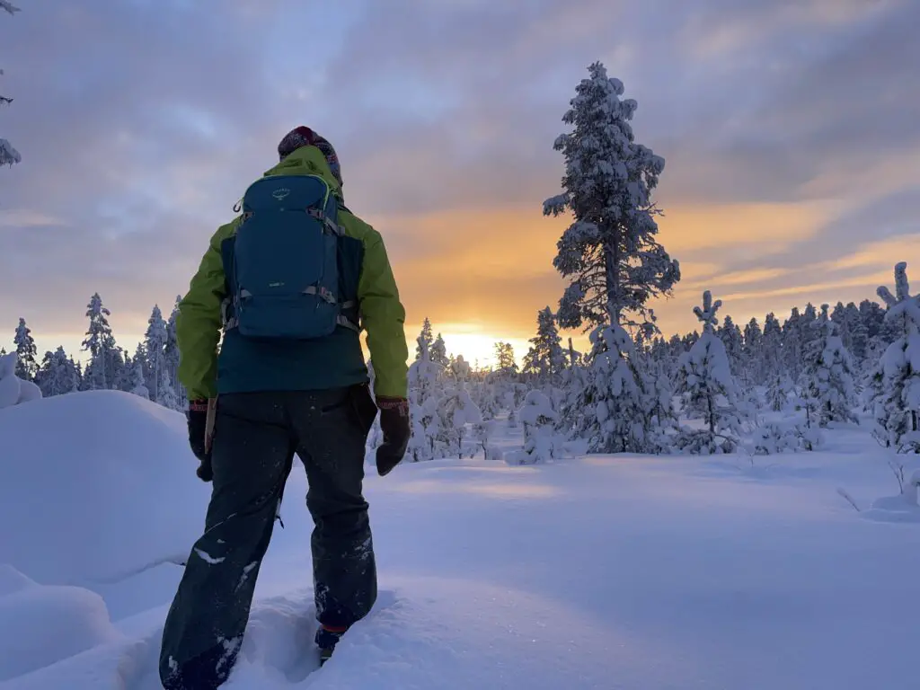 sortie raquette à neige avec couché de soleil en laponie suédoise