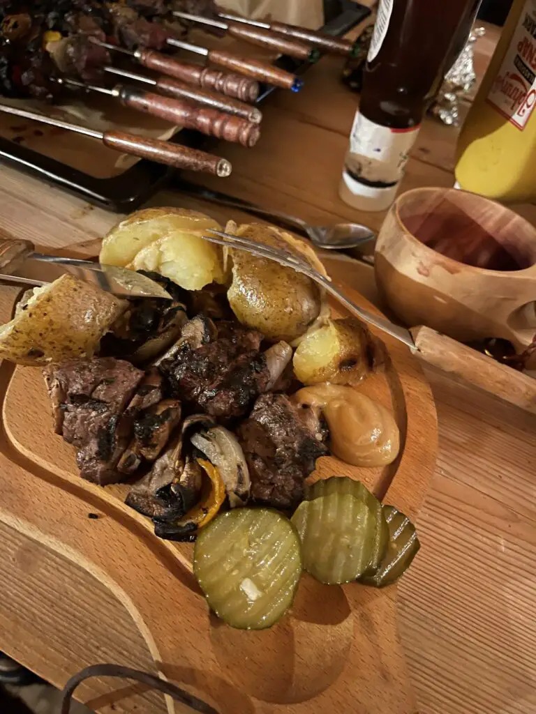 Succulent repas brochette d'élan avec pomme de terres dans le kota de Mellanstrom en suède