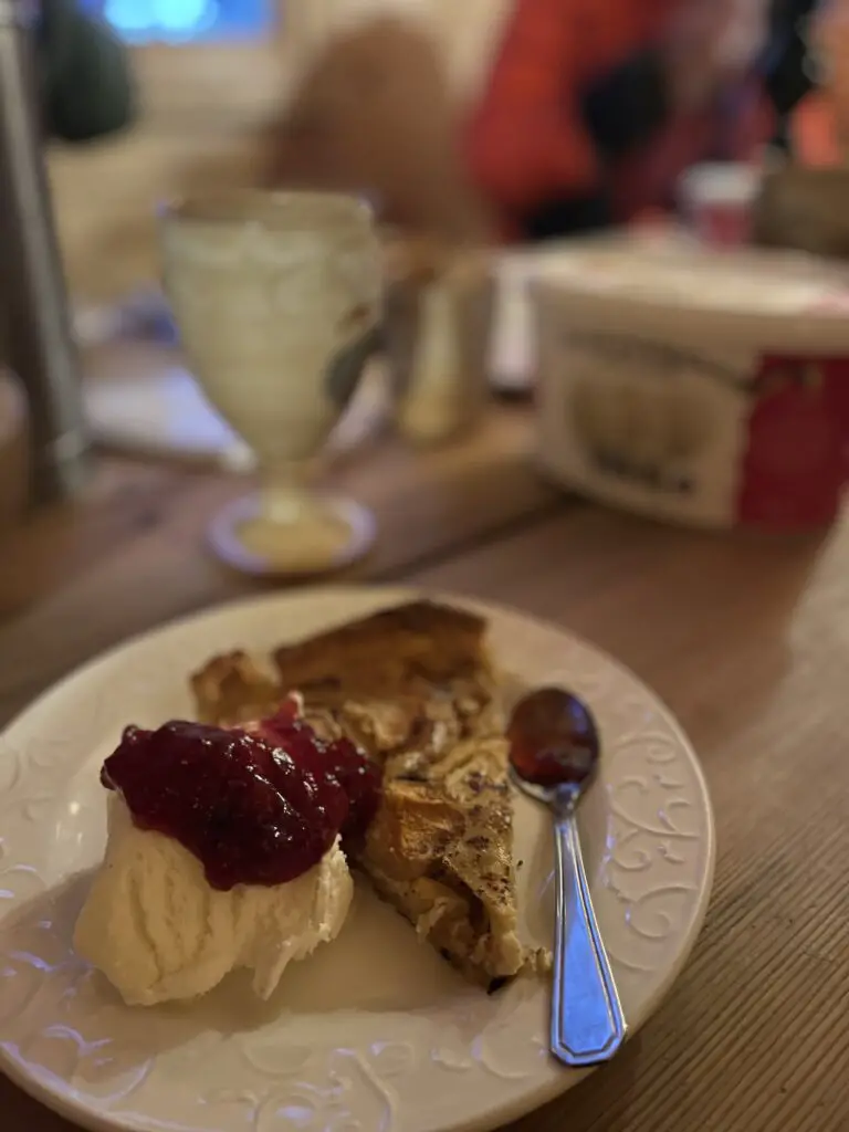 tarte aux pommes chaude avec une boule de glace vanille et confiture de lingonberry