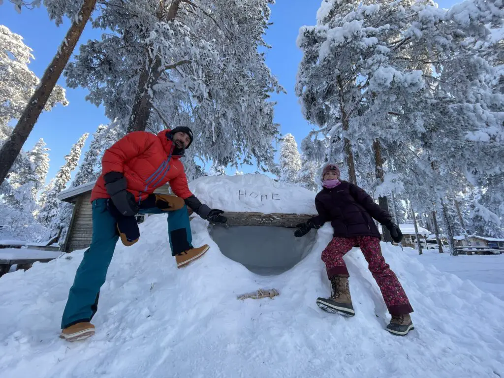 Victoire et Dimitri construisent leur igloo à Mellanstrom en suède