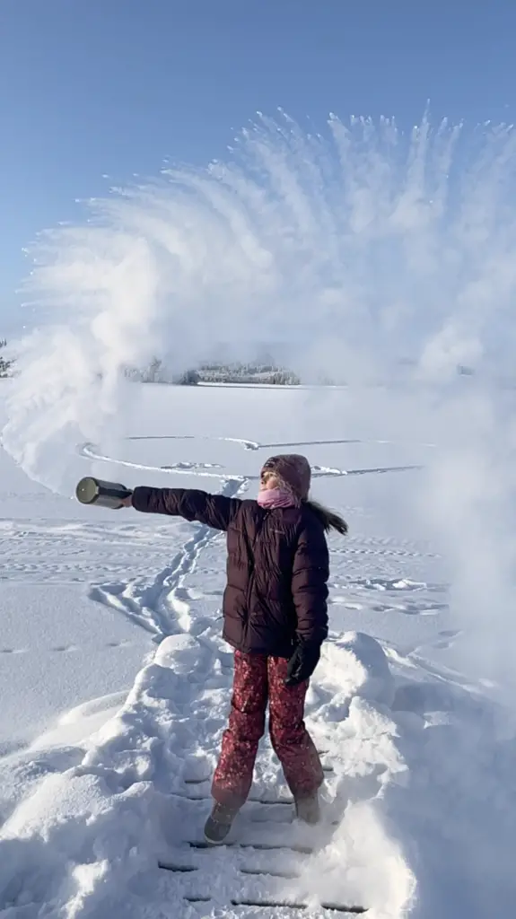 Victoire s'offrant un dernier instant de magie avant de partir de laponie