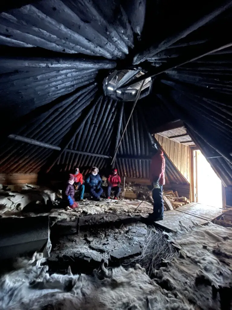 Visite d'un goahtis, en bois et en forme de tipi habitation traditionnel sami pres de mellanstrom en suède