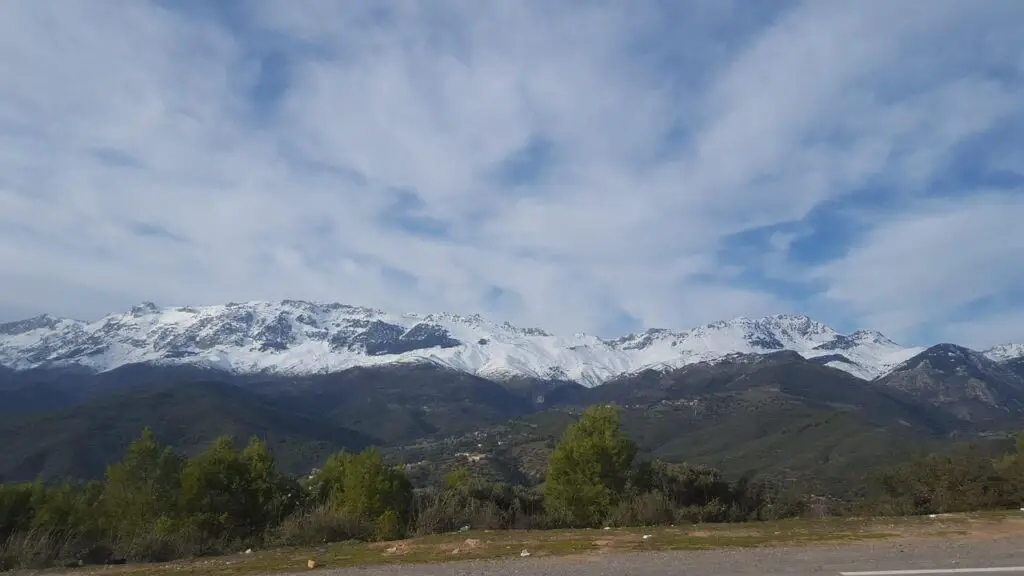 Randonnée dans les montagnes de Lalla Khedidja Algérie