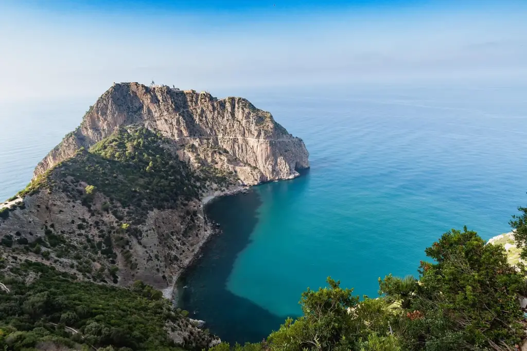Criques et paysages ouverts du littoral algérien