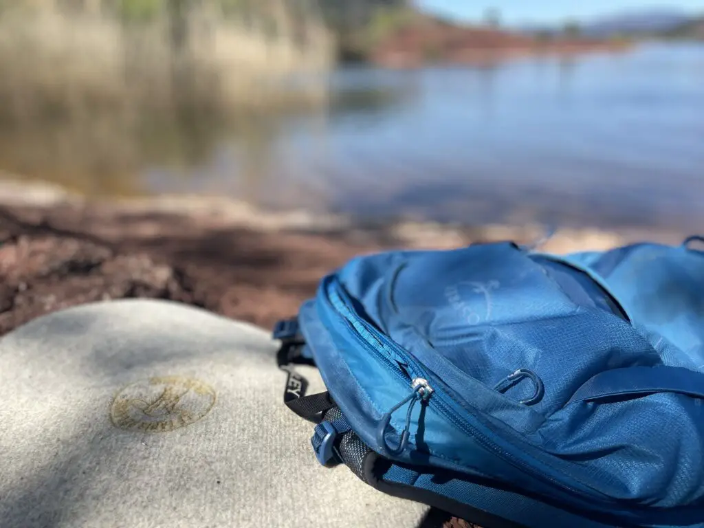 Le tapis en laine au lac du salagou