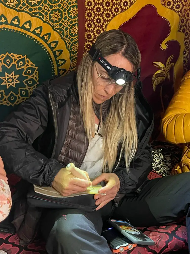 Test de la lampe frontale ledlenser durant un séjour dans le désert au maroc