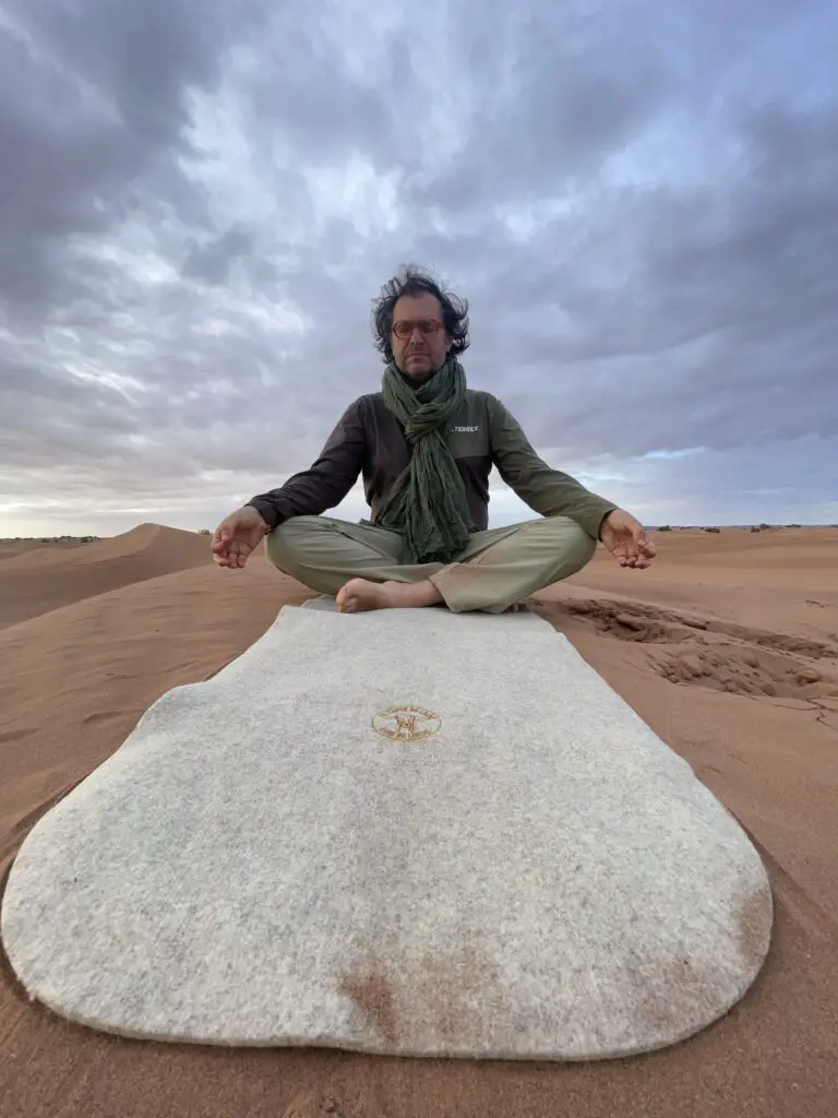 Test du tapis de méditation plusieurs semaines d'assise en pleine nature
